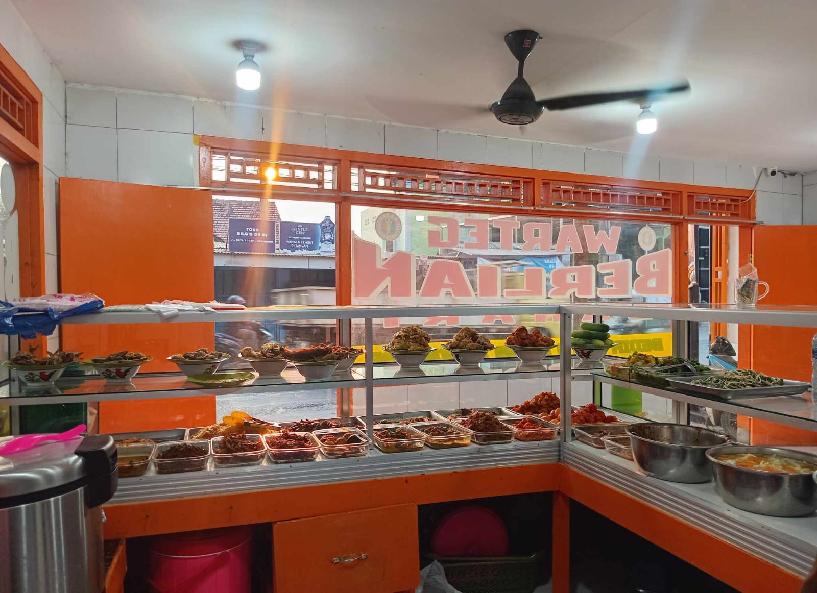 Puluhan Menu Ada Pada Warteg Berlian Bahari
